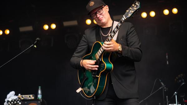 Torsten Goods zählt zu den renommiertesten Gitarristen des Landes. Gemeinsam mit Vokalistin Kim Sanders und Saxofonist Jakob Manz bittet der Musiker am Mittwoch, 31. Dezember, zum großen Silvesterkonzert im Erlanger Redoutensaal. Los geht die Show um 20 Uhr. Im Anschluss findet eine ordentliche Silvesterparty statt.