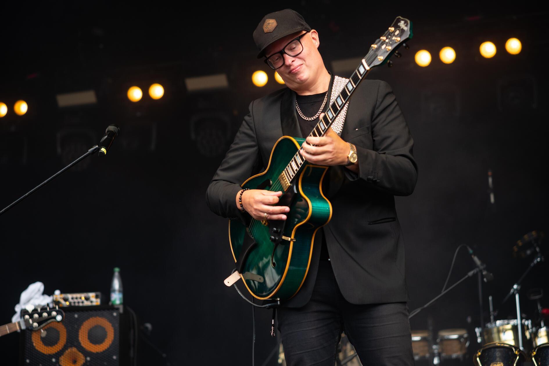 Torsten Goods zählt zu den renommiertesten Gitarristen des Landes. Gemeinsam mit Vokalistin Kim Sanders und Saxofonist Jakob Manz bittet der Musiker am Mittwoch, 31. Dezember, zum großen Silvesterkonzert im Erlanger Redoutensaal. Los geht die Show um 20 Uhr. Im Anschluss findet eine ordentliche Silvesterparty statt.