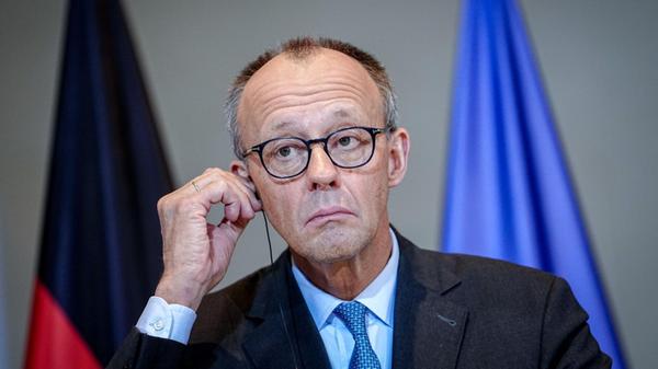 Bundeskanzler Friedrich Merz (CDU) gibt im Bundesk