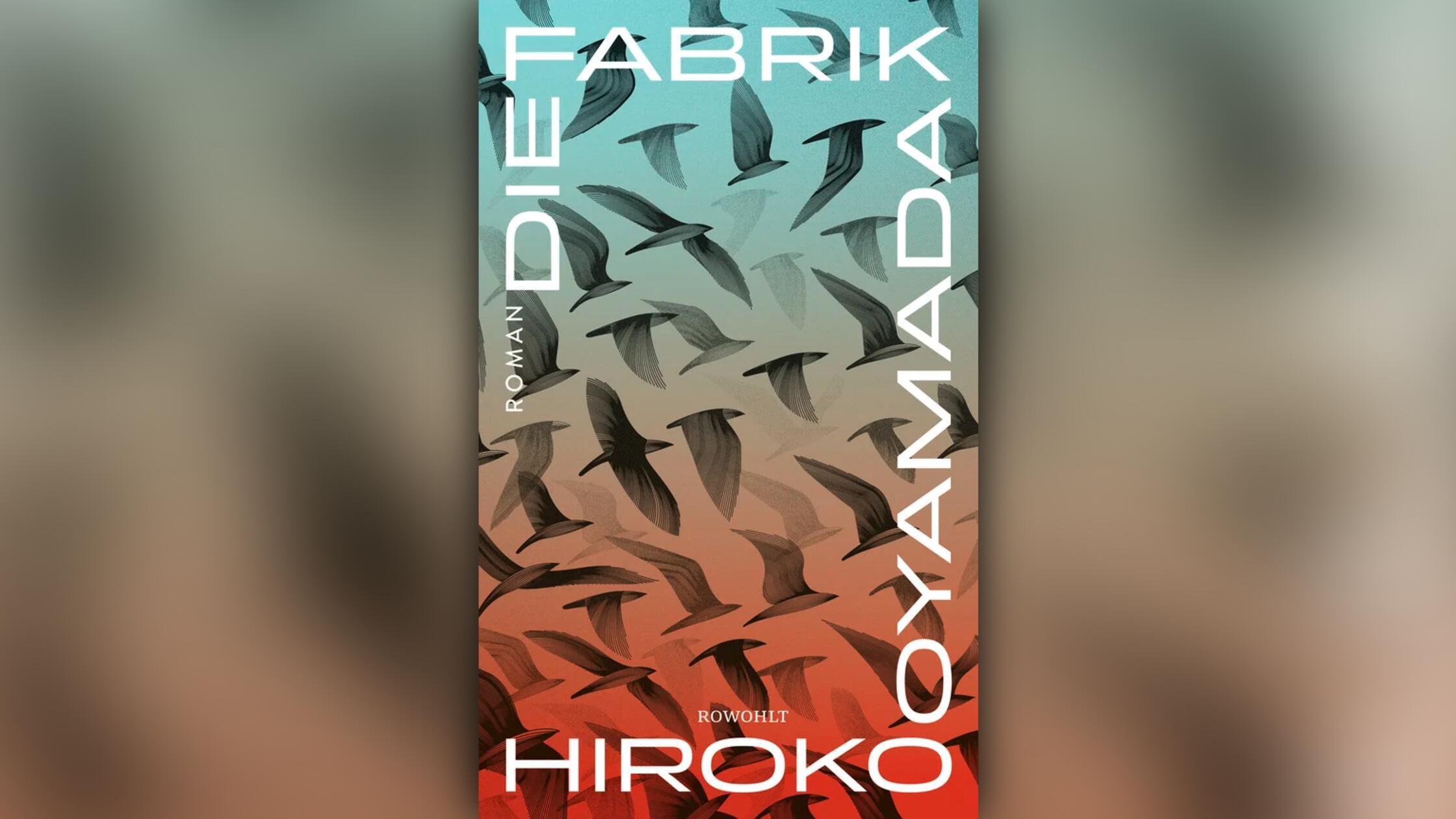 "Ein beklemmend-faszinierendes Porträt der modernen Arbeitskultur" -Time Magazine Die Angestellten in der "Fabrik" kennen den höheren Zweck ihrer Tätigkeiten nicht. Dennoch gehen sie ihren Aufgaben nach. So auch die drei neuen Mitarbeiter, die wir auf ihrem Weg begleiten. Nach und nach verschwimmen die Grenzen zwischen der Fabrik und der restlichen Welt, die Tage nehmen eine seltsame Dynamik an. Sogar die Zeit beginnt, unscharf zu werden. Und schließlich müssen sich die drei fragen, warum sie eigentlich hier sind. Erscheinungstermin: 27. Januar 2026 160 Seiten Rowohlt 24 Euro