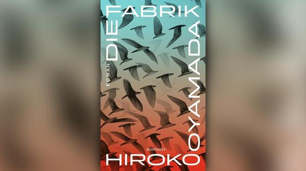 "Ein beklemmend-faszinierendes Porträt der modernen Arbeitskultur" -Time Magazine Die Angestellten in der "Fabrik" kennen den höheren Zweck ihrer Tätigkeiten nicht. Dennoch gehen sie ihren Aufgaben nach. So auch die drei neuen Mitarbeiter, die wir auf ihrem Weg begleiten. Nach und nach verschwimmen die Grenzen zwischen der Fabrik und der restlichen Welt, die Tage nehmen eine seltsame Dynamik an. Sogar die Zeit beginnt, unscharf zu werden. Und schließlich müssen sich die drei fragen, warum sie eigentlich hier sind. Erscheinungstermin: 27. Januar 2026 160 Seiten Rowohlt 24 Euro