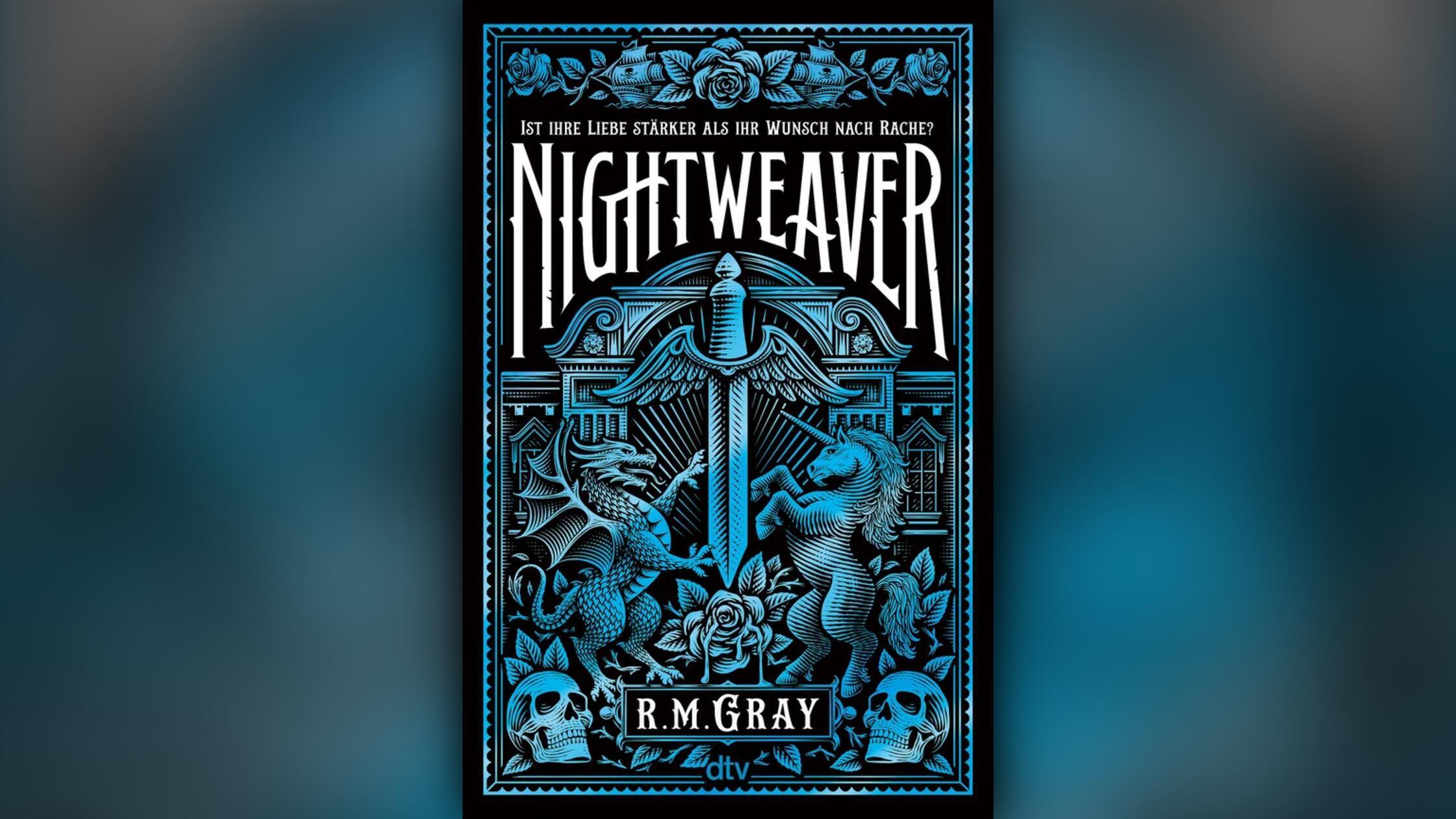 "Fluch der Karibik" meets "Downton Abbey" Seit die Nightweaver die Erde erobert haben, dient nur noch die hohe See als letzter Zufluchtsort für die Menschen. Doch dann verliert die 17-jährige Aster in nur einer Nacht ihr Zuhause und ihren geliebten Bruder Owen. Wider aller Erwartungen gerät die verbliebene Familie nicht in Sklaverei, sondern wird von Nightweaver Will auf seinem Anwesen aufgenommen. Aster gerät in einen Zwiespalt: Kann sie sich wirklich mit ihrem größten Feind verbünden? Doch sie hat geschworen, alles zu tun, um ihren Bruder zu rächen. Erscheinungstermin: 29. Januar 2026 496 Seiten Rowohlt 18 Euro