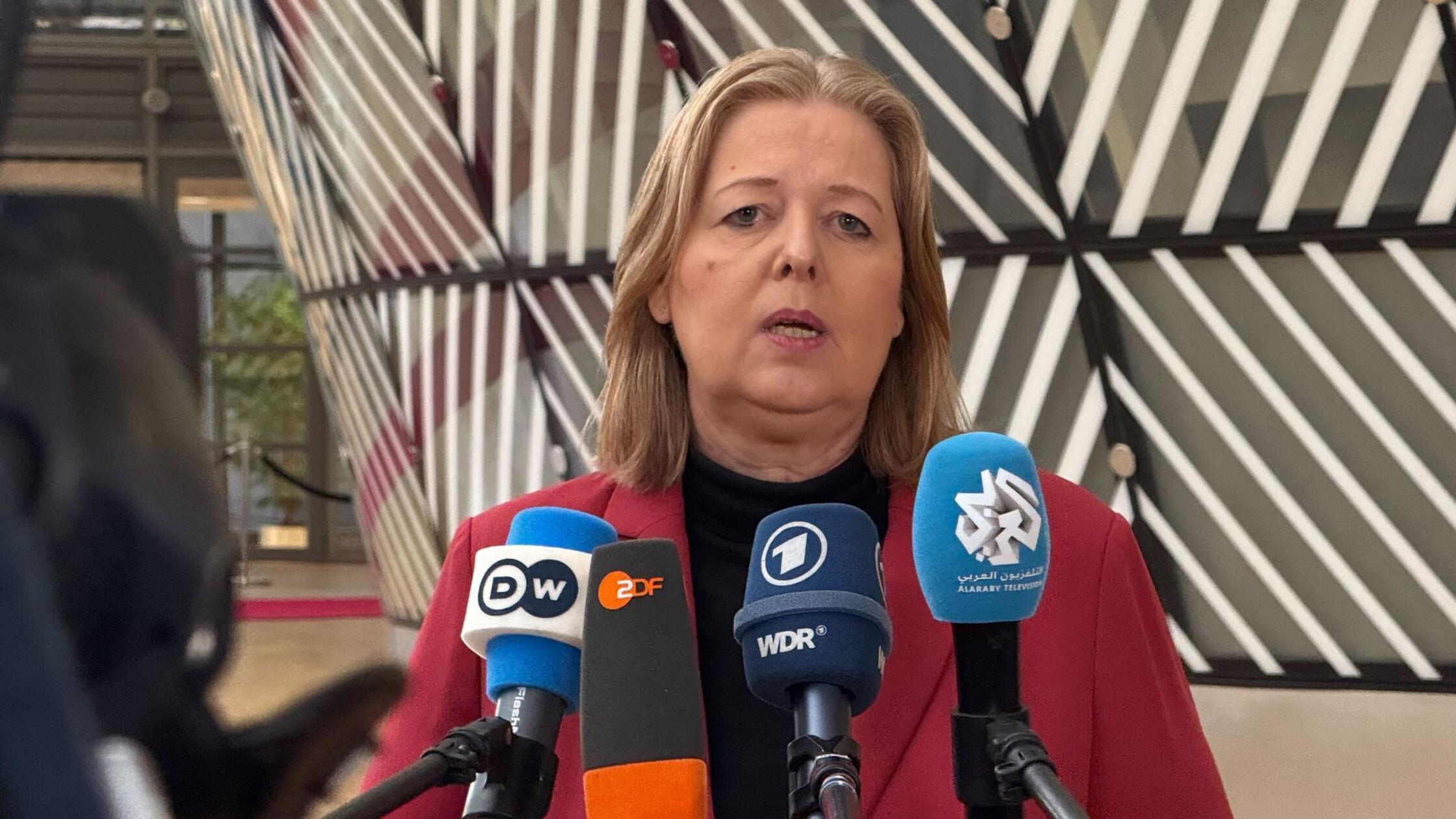 Basova podpira sprejem mladih Ukrajincev kot drugih beguncev