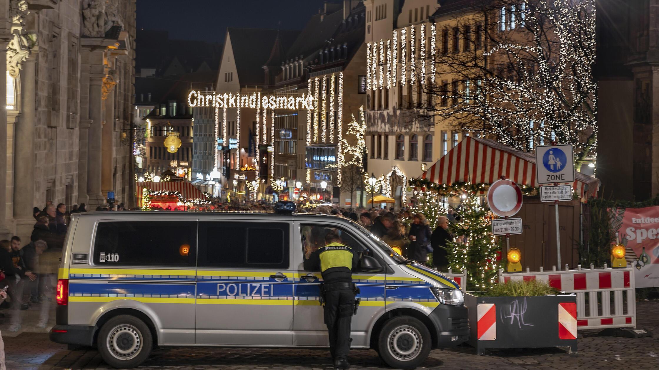 Polizei sichert den Christkindlesmarkt ab, links d