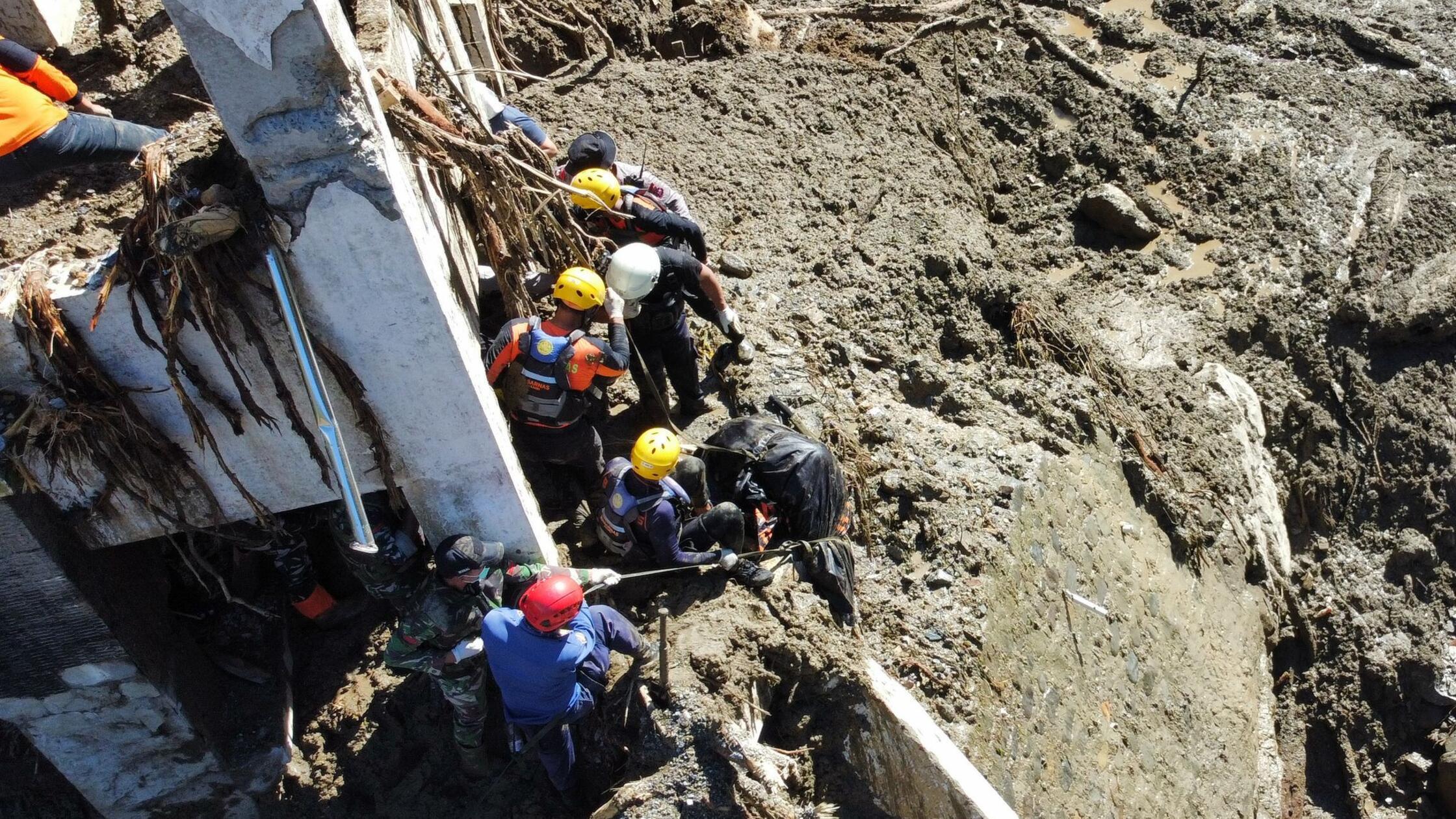 Fluten in Indonesien: Zahl der Toten steigt auf mehr als 600