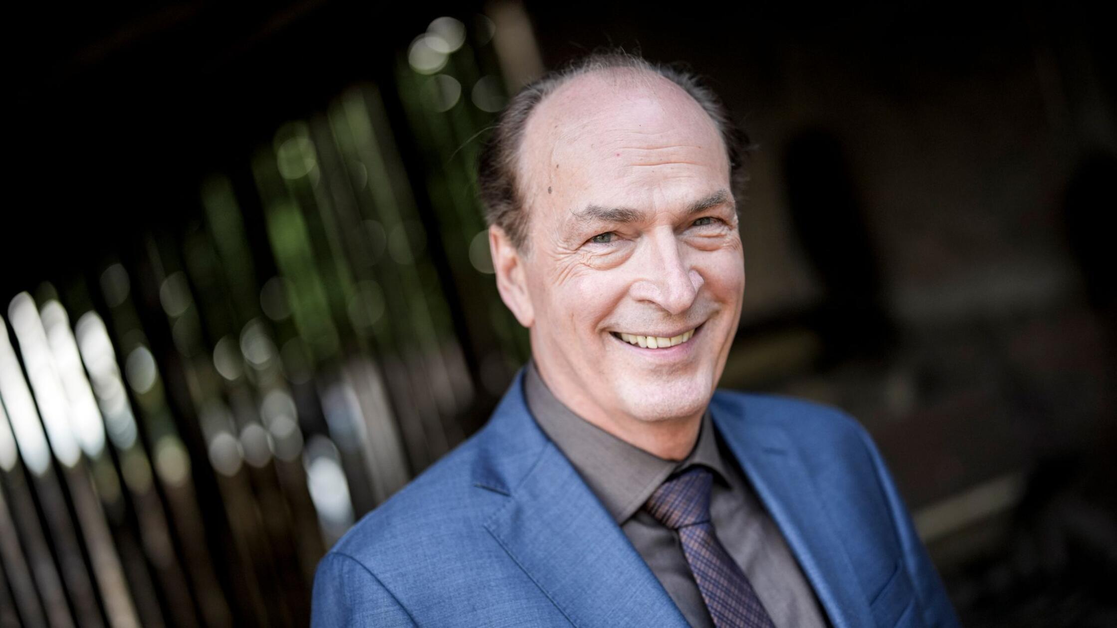 Schauspieler Herbert Knaup hat Spaß an Arbeit auf Bauernhof