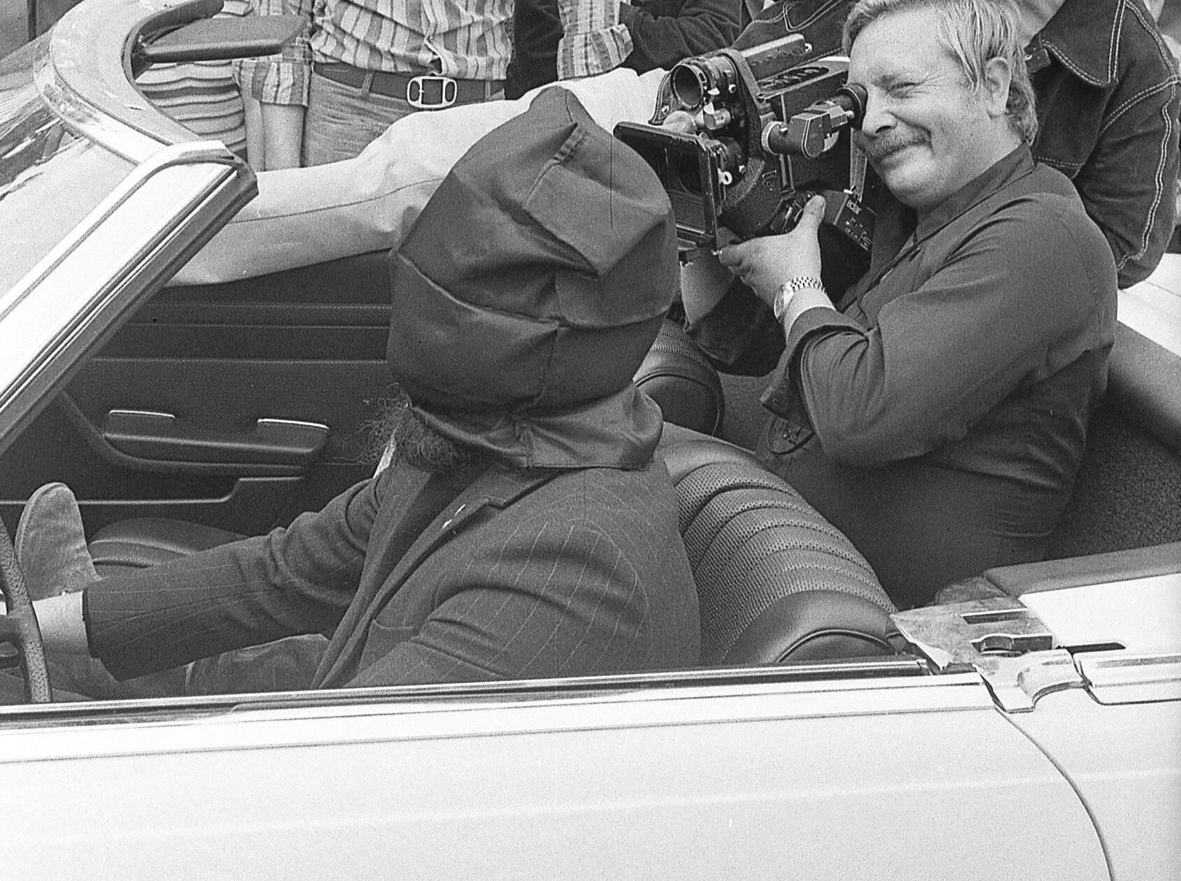 „Ich bin so fertig, ich kann's gar nicht sagen.“, so eine Passantin im August 1972 zu einem Vertreter unserer Zeitung. Sie hatte in Nürnberg vor einem Cabrio die Straße überquert, dessen Fahrer sein Gesicht komplett hinter einer schwarzen Maske verbarg. Es war der Magier Roland Besendorfer aus Fürth, der mit seinen Geschwistern Elke und Elmar eine „Blindfahrt unter Hypnose“ darbot. Peter Frankenfeld, Moderator der Sendung „Und Ihr Steckenpferd?“, hatte ein Drehteam geschickt, um das Trio dabei auf Film zu bannen. Vor vielen Zuschauern hypnotisierte Elmar am Hauptmarkt den Bruder und verband ihm die Augen. Elke gab danach via Gedankenübertragung Befehle an den blind Fahrenden, der so eine große Runde durch die Nürnberger Innenstadt drehte.