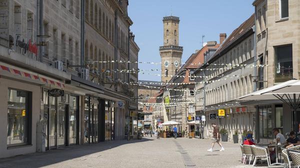 Fußgängerzone mit Rathausturm, Innenstadt, Fürth,