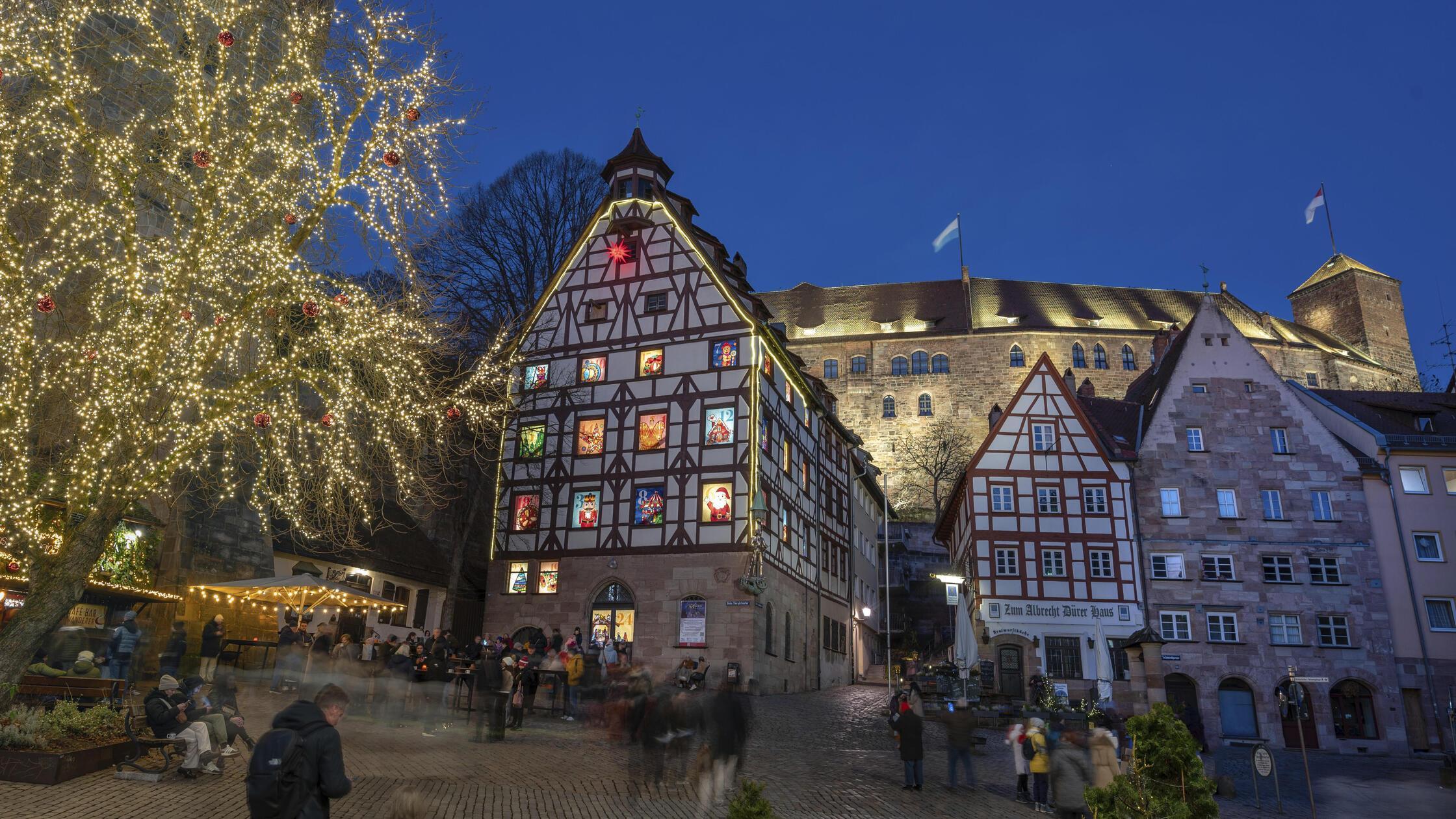 Historisches Pilatushaus mit einem Adventkalender 