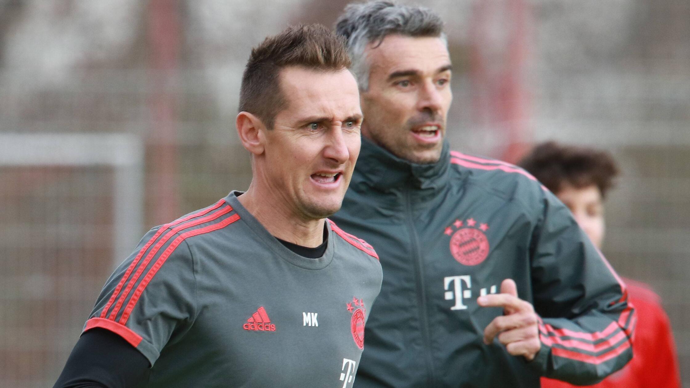 Trainer Miro Klose FCB BJ und Kollege Danny Schwar