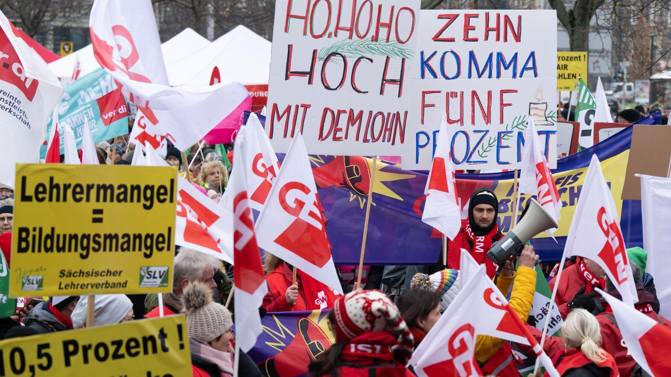 Začela so se tarifna pogajanja za javni sektor dežel, grozijo z zimskimi stavkami