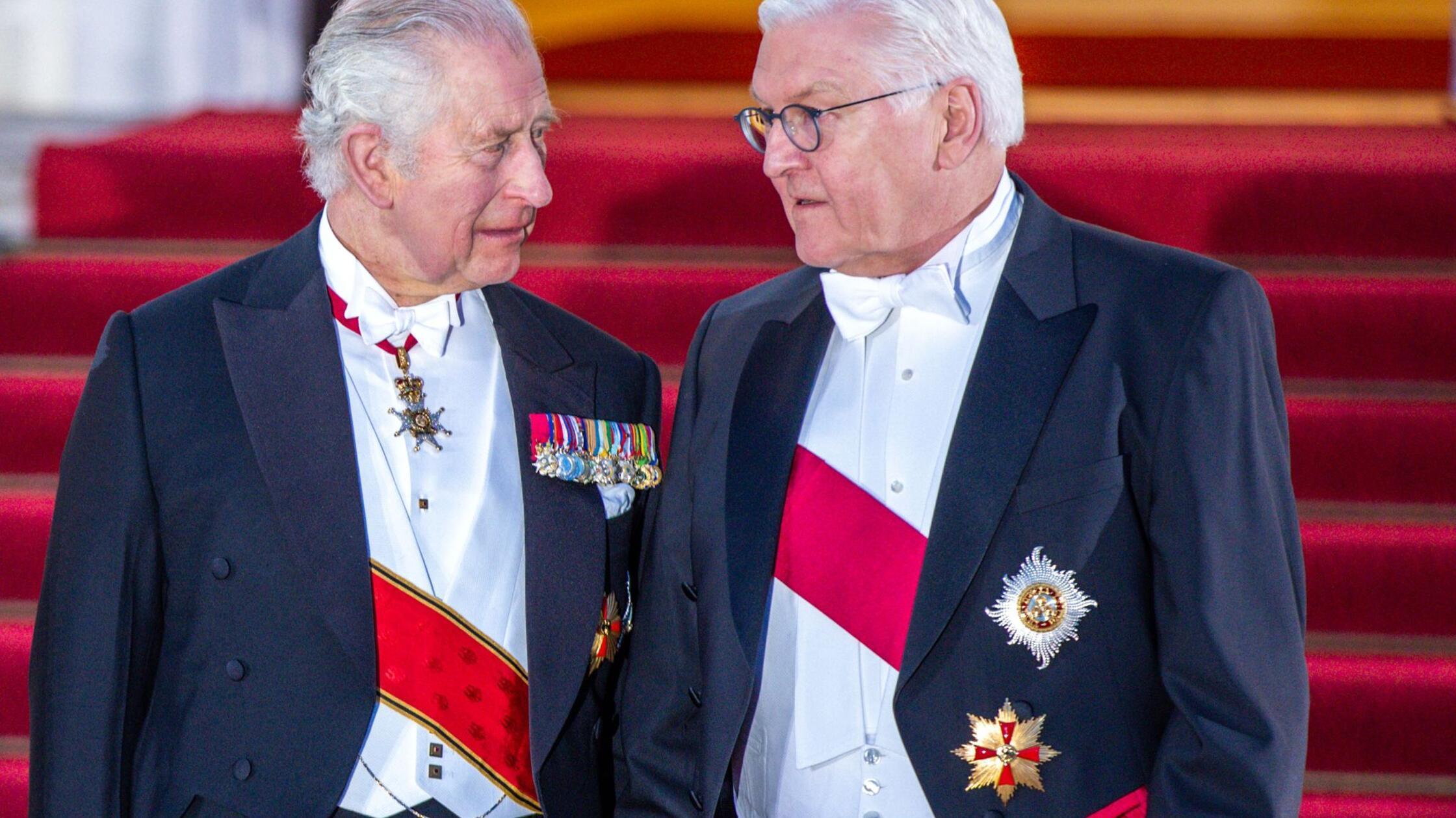 Charles rollt Steinmeier den roten Teppich aus
