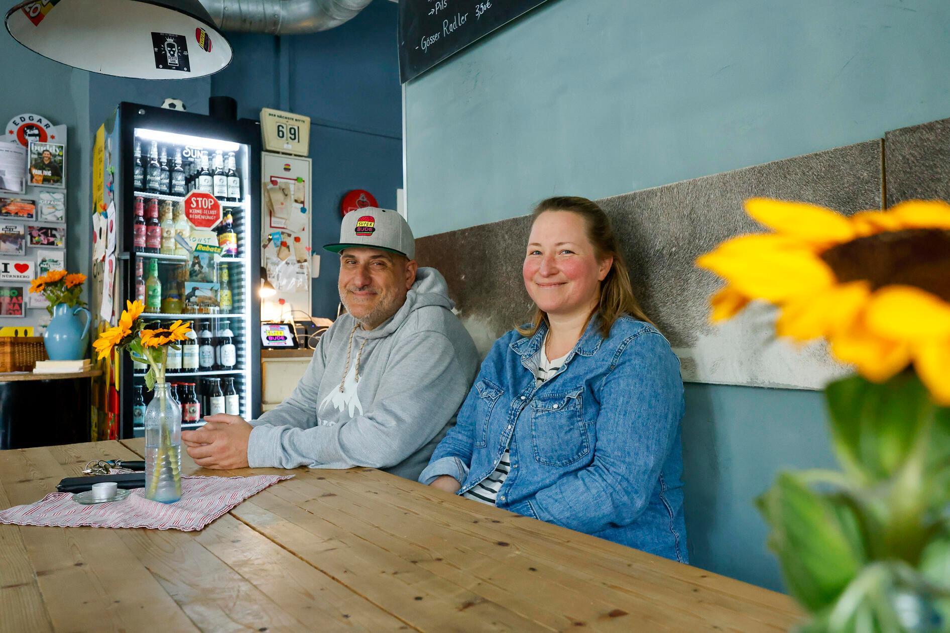 2019 hatten Antonios Kontopidis und seine Frau Tonie das kleine Eckrestaurant, die Superbude von deren vorherigen Wirten übernommen. Von damals bis März 2025 verkaufte das Ehepaar dort dicke Burger. Doch seit einigen Monaten ist in der Löbleinstraße 20, in Nürnberg Schluss damit. Gründe waren dafür hauptsächlich die gastronomische Härte, außerdem habe sich damals das Privatleben der beiden verändert.