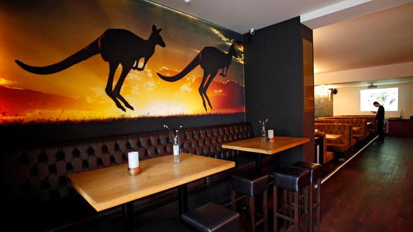 Das Australian Bar & Kitchen in der Nürnberger Altstadt war für 12 Jahre eine beliebte Anlaufstelle für Brunch, Burger und Cocktails. In einem Instagram-Beitrag kündigte das Australian Bar & Kitchen-Team die Schließung am Obstmarkt 26 Ende Juni an. Gründe dafür war ein neues Projekt, dass sie seitdem intensiver verfolgen wollten.