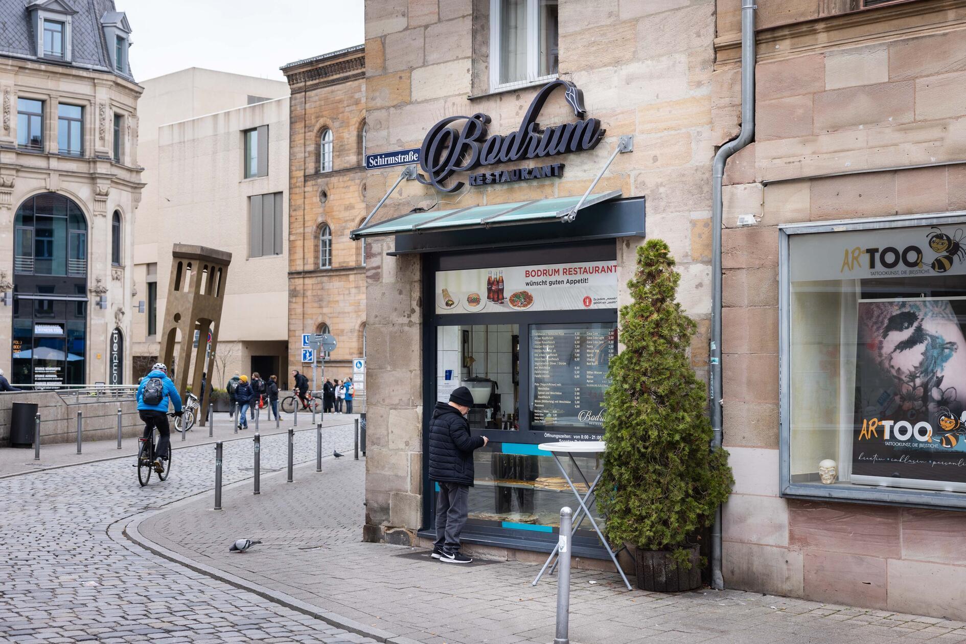 Nacht 28 Jahren Betrieb musste das Familienrestaurant Bodrum in der Fürther Innenstadt im März 2025 dicht machen. Was für viele Fans des türkischen Restaurants verwunderlich war, war der Grund: "auf eigenen Wunsch", teilten sie in einem Beitrag auf Facebook mit. Nun ist am Kohlenmarkt 2, in Fürth eine Filiale der Kette "Berliner Döner" vertreten.