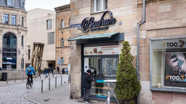 Nacht 28 Jahren Betrieb musste das Familienrestaurant Bodrum in der Fürther Innenstadt im März 2025 dicht machen. Was für viele Fans des türkischen Restaurants verwunderlich war, war der Grund: "auf eigenen Wunsch", teilten sie in einem Beitrag auf Facebook mit. Nun ist am Kohlenmarkt 2, in Fürth eine Filiale der Kette "Berliner Döner" vertreten.