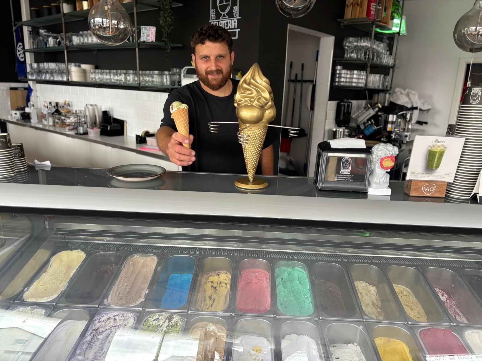 Auch die Eisdiele "Il Colosseo" in Alt-Erlangen musste im Sommer schließen. „Nach 12 wunderbaren Jahren, in denen wir euch mit unseren Eisspezialitäten verwöhnen und viele gemeinsame Erinnerungen schaffen durften, müssen wir euch leider mitteilen, dass wir unser Eiscafé II Colosseo schließen werden“, hieß es in einem Instagram-Beitrag. Grund für die Schließung in der Möhrendorfer Straße 42 im August war der auslaufende Pachtvertrag, welcher vom Vermieter nicht verlängert wurde.