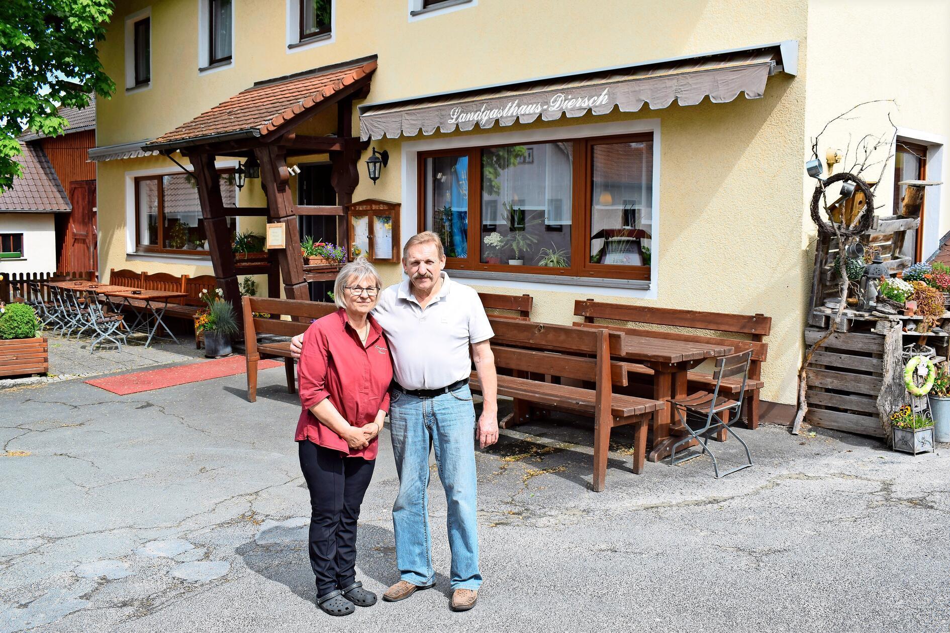 Ab August mussten Gaby und Hermann Diersch ihren Landgasthof in Willenberg, bei Pegnitz dicht machen. In den sozialen Netzwerken machten die beiden das Ende publik: "Nach reiflicher Überlegung haben wir beschlossen, unsere Gaststätte ab dem 3. August 2025 zu schließen." Nach 33 Jahren endete im Sommer 2025 die Ära der beiden im Brandtal 10, in Pegnitz.