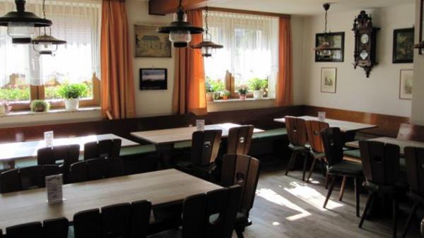 Familie Herold besaß bis Ende August seit 200 Jahren den Brauerei-Gasthof Herold in der Marktstraße 29, in Büchenbach. Doch in diesem Jahr kündigten die Besitzer das Aus an. Das Personal reiche nicht mehr aus, um das Tagesgeschäft auf Dauer zu bewältigen. Das Team sei zwar engagiert, "doch das schrumpft". Krankheitsbedingte Ausfälle könnten nicht mehr kompensiert werden und Aushilfen, die für ein paar Stunden in der Woche arbeiten, seien kaum noch zu finden. Für ein Gespräch mit unserer Redaktion hatten die Wirtinnen deshalb keine Zeit - zu groß sei der Stress im noch laufenden Betrieb, hieß es.