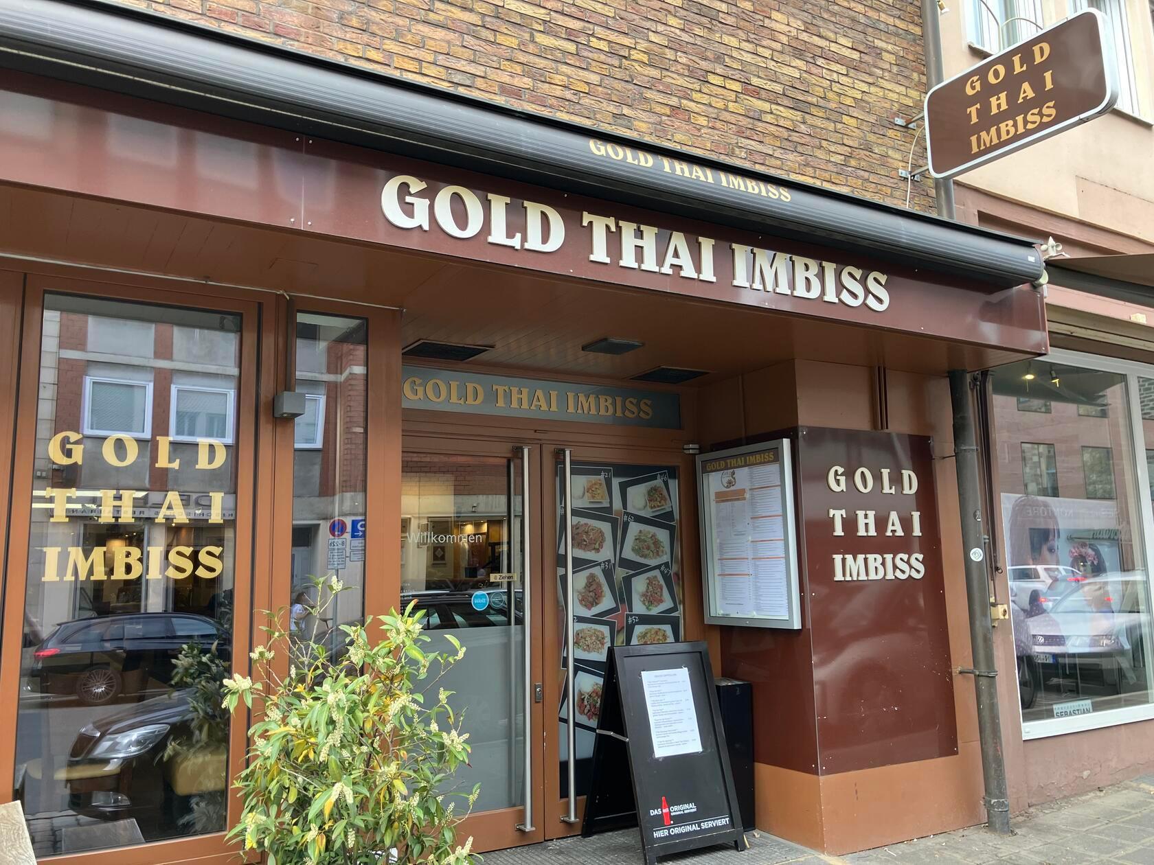 Das Gold Thai Imbiss bot in der Nürnberger Innenstadt thailändische Gerichte an. In einem Instagram-Beitrag gaben die Betreiber Ende April die Schließung mit: "Es war eine wunderbare Reise, und wir möchten und von Herzen bei jedem Einzelnen von euch bedanken, der uns über die Jahre hinweg besucht und unterstützt hat", heißt es in dem Beitrag. Die Entscheidung sei ihnen nicht leichtgefallen - "wir bedauern dies sehr", schreiben die Betreiber weiter. Seit 20 Jahren kochte das Team in der Inneren Laufer Gasse 21 authentische Gerichte aus Thailand.