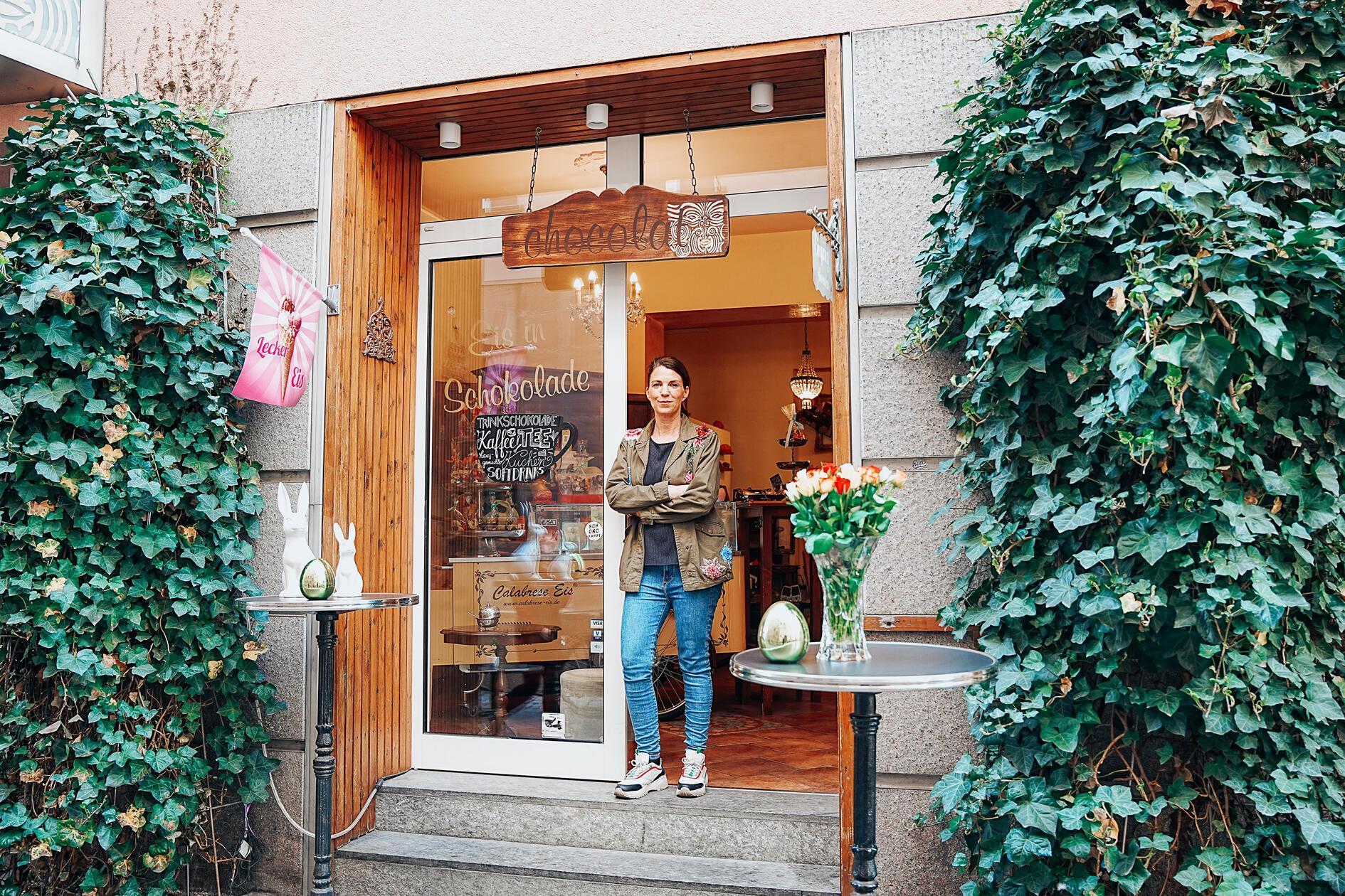 Seit April ist Schluss für das Chocolat in der Nürnberger Innenstadt. Inhaberin Sandra Calabrese gibt ihre Chocolaterie am Josephsplatz 26 nach 21 Jahren auf. Doch der Grund war eine Herzensentscheidung der Inhaberin: In einer Pressemitteilung gab sie damals bekannt, es sei der Mietvertrag ausgelaufen und sie widme sich seitdem ganz ihrerer Leidenschaft - dem Eis. Die Eisdiese Calabrese 54 in Nürnberg-Gostenhof betreibt sie nämlich nach wie vor weiter.
