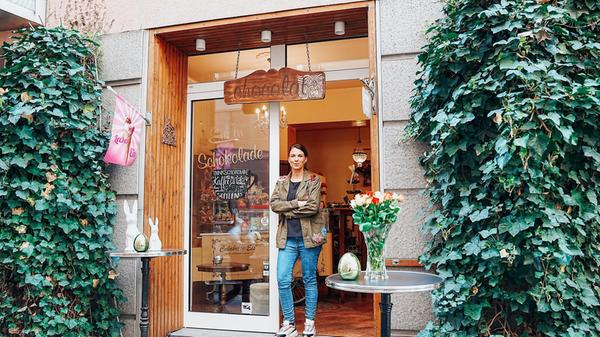 Seit April ist Schluss für das Chocolat in der Nürnberger Innenstadt. Inhaberin Sandra Calabrese gibt ihre Chocolaterie am Josephsplatz 26 nach 21 Jahren auf. Doch der Grund war eine Herzensentscheidung der Inhaberin: In einer Pressemitteilung gab sie damals bekannt, es sei der Mietvertrag ausgelaufen und sie widme sich seitdem ganz ihrerer Leidenschaft - dem Eis. Die Eisdiese Calabrese 54 in Nürnberg-Gostenhof betreibt sie nämlich nach wie vor weiter.