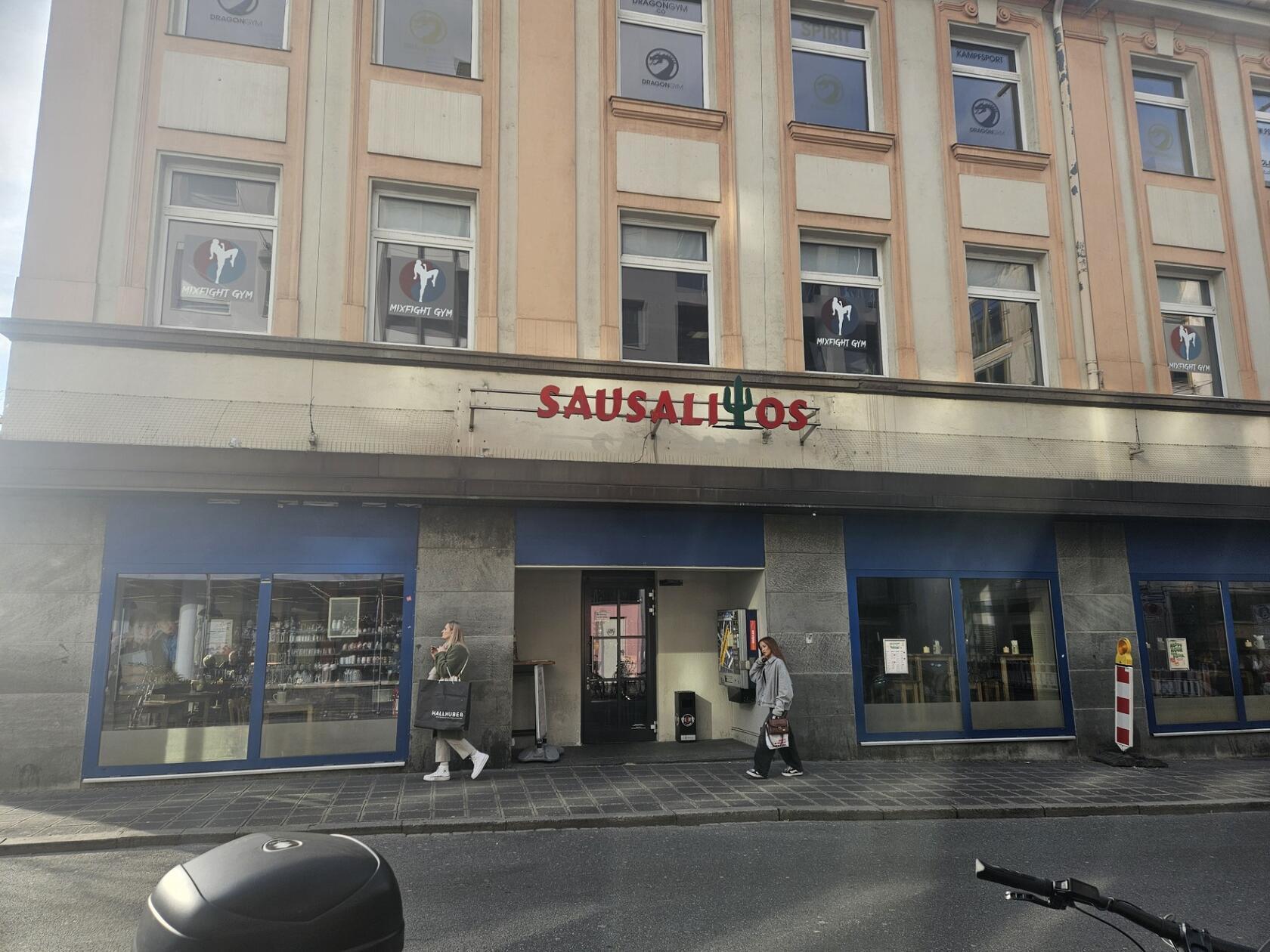 In der Färberstraße 10 gehört das Sausalitos seit Jahren fest zum Stadtbild der Nürnberger Innenstadt. Doch seit April dieses Jahres wusste niemand, ob und wie es mit der Restaurant-Kette weitergeht. Grund dafür ist vor allem die Insolvenz. So wurde aus den 40 Standorten in ganz Deutschland 17 Filialen der Tex-Mex-Kette. Auch das Lokal in Nürnberg musste im Sommer daran glauben und die Türen für immer schließen.