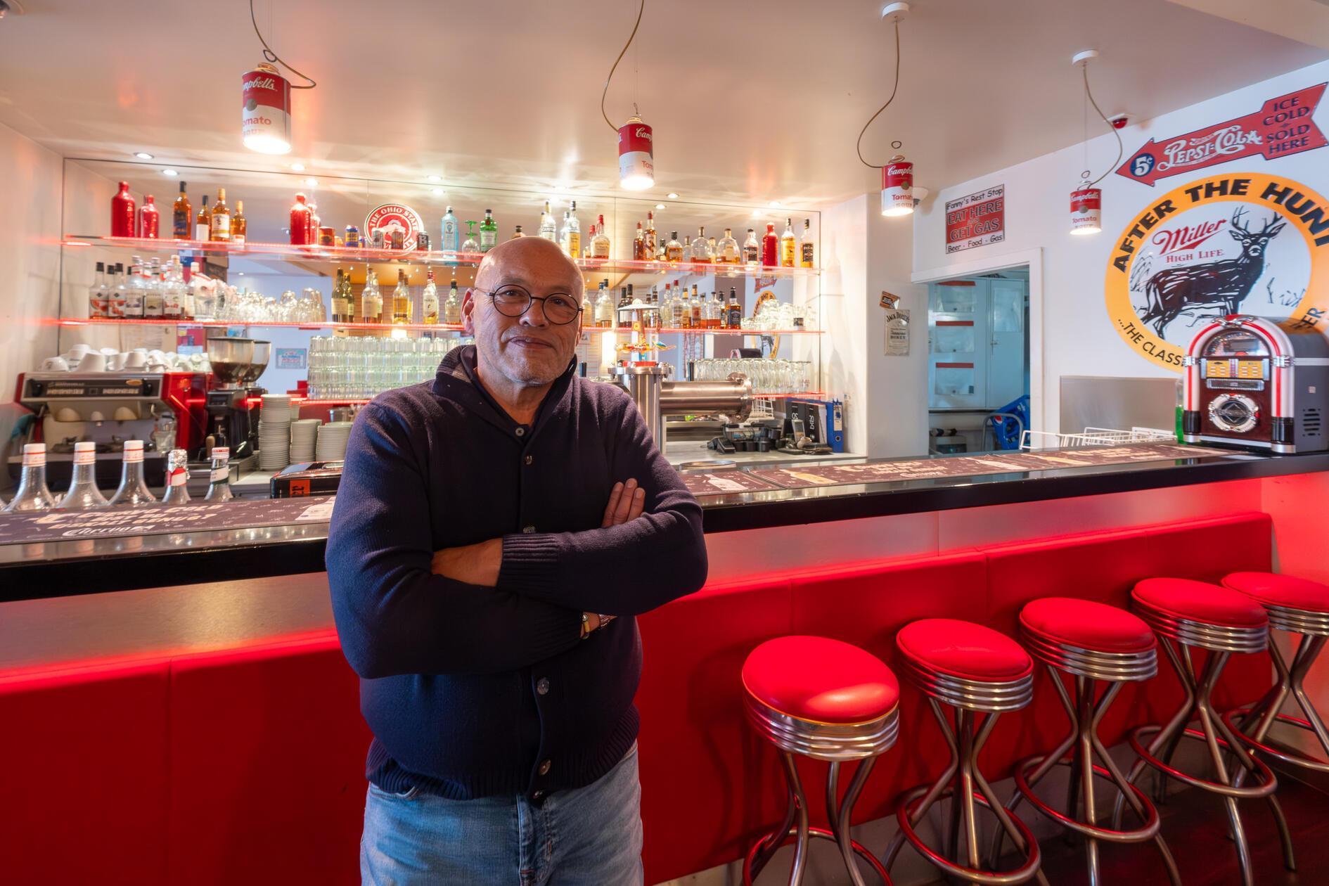 Das Chong's Diner in der Beckschlagergasse 6, in Nürnberg betrieb bis November 2025 Thilo Chong mit seiner Familie. In einem emotionalen Instagram-Beitrag schreibt die Familie: „Mit schwerem Herzen möchten wir euch mitteilen, dass Chong‘s Diner zum Ende des Jahres seine Türen schließen wird. Nach 28 wunderbaren Jahren voller Begegnungen, Geschichten und gemeinsamer Erinnerungen fällt uns dieser Schritt alles andere als leicht.“ Die Gründe für die Schließung kommunizieren die Inhaber ganz offen: Die aktuelle wirtschaftliche Lage sowie massiv gestiegene Kosten machen eine Fortführung des Betriebs nicht mehr möglich. Daher ist Ende 2025 für eines der ersten Burger-Restaurants in Nürnberg Schluss.