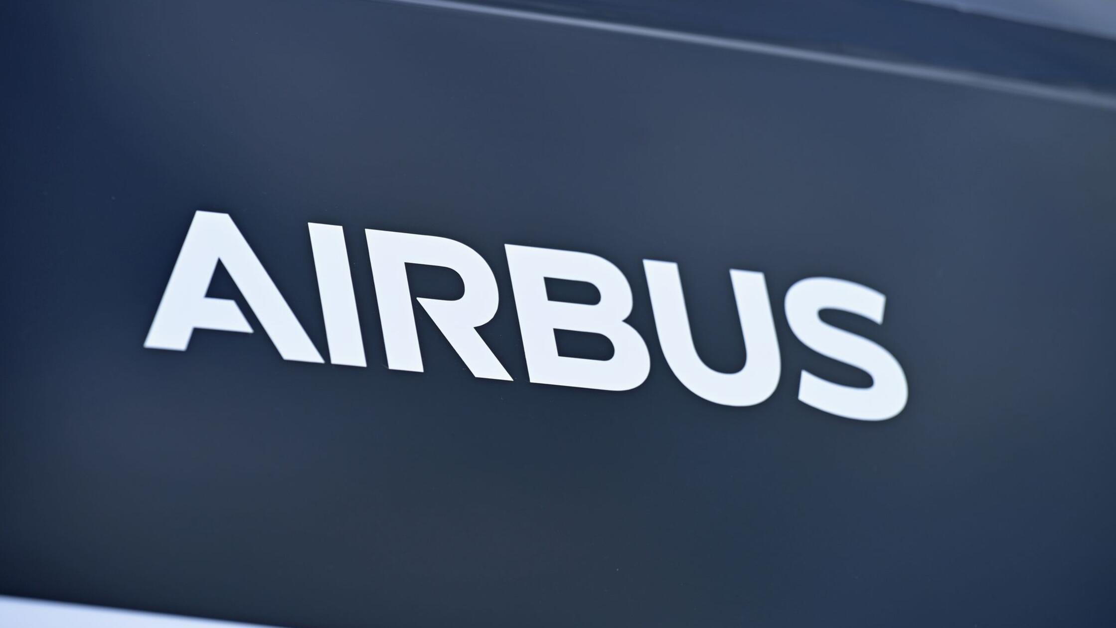 https://images.nordbayern.de/image/contentid/policy:1.14924448:1764744536/Das_AirbusLogo_steht_auf_einem_Helikopter_vom_Typ.jpg?%24p%24f%24h%24m%24w=c189018&f=16%3A9&h=338&m=FIT&w=600