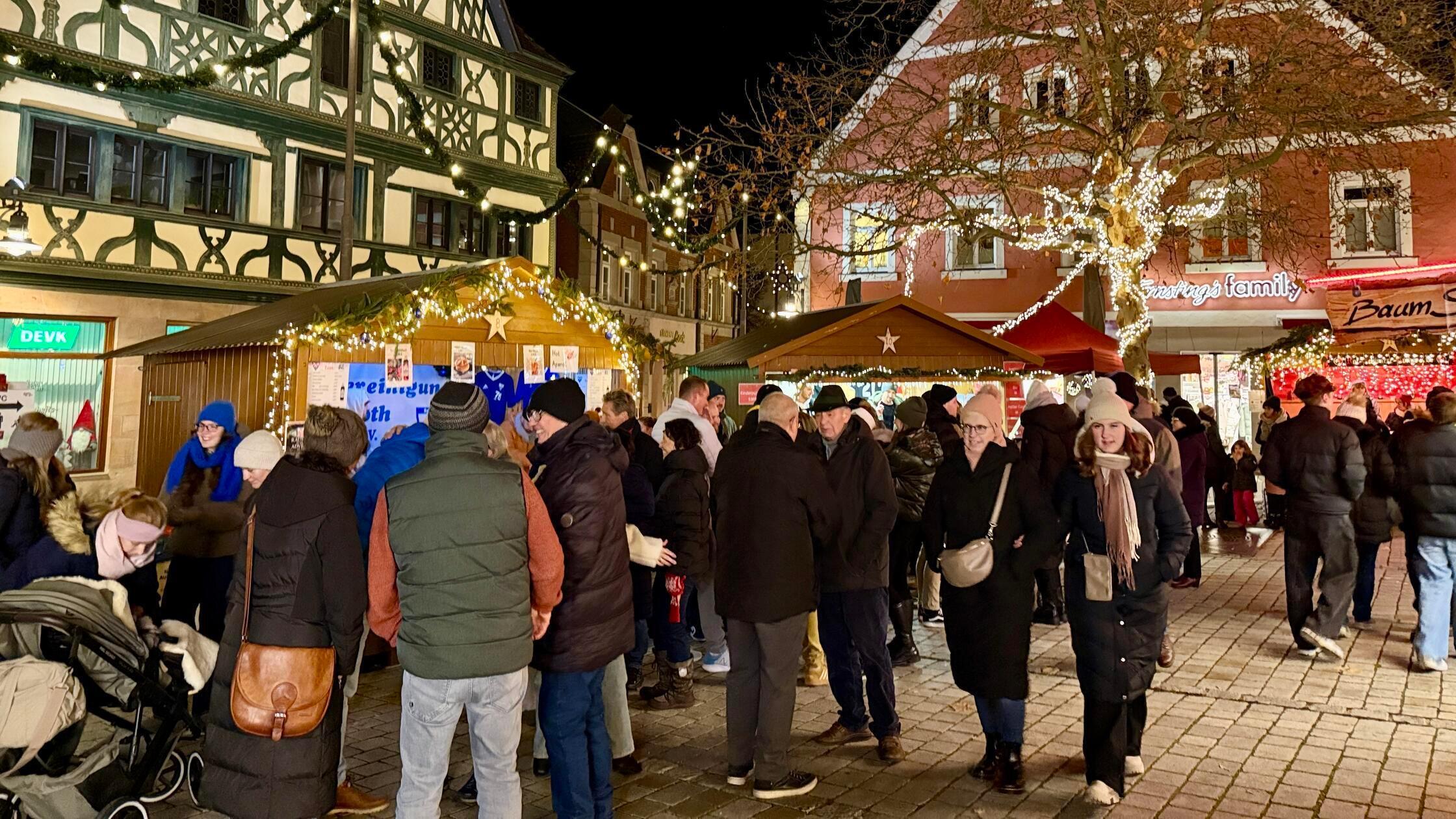 Lange Schlangen vor den Buden ist sind keine Selte