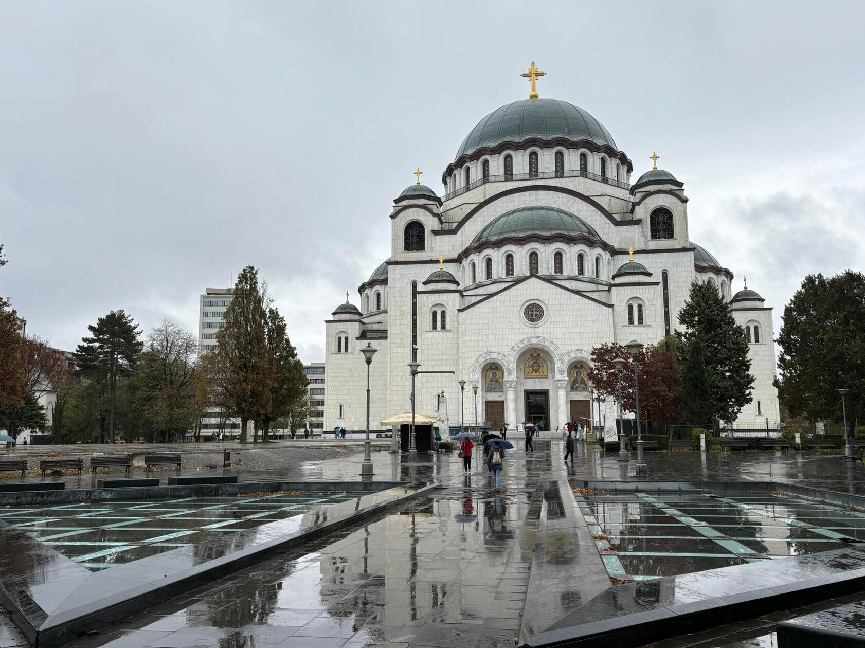 Der Dom des Heiligen Sava ist ein serbisch-orthodoxer Kirchenbau. Mit einer überbauten Fläche von 4830 m² ist es eines der größten orthodoxen Gotteshäuser der Welt.