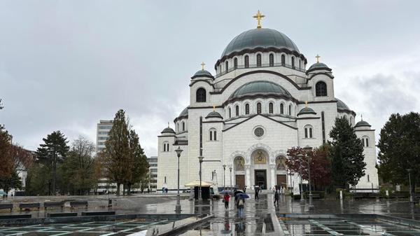 Der Dom des Heiligen Sava ist ein serbisch-orthodoxer Kirchenbau. Mit einer überbauten Fläche von 4830 m² ist es eines der größten orthodoxen Gotteshäuser der Welt.