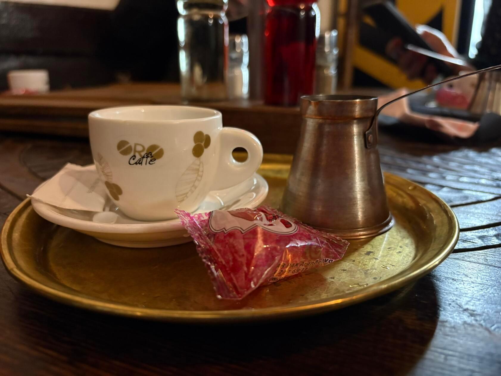 Die Belgrader lieben Kaffee. Das Heißgetränk wird in einigen Lokalen als Mokka mit einer kleinen Süßigkeit serviert.