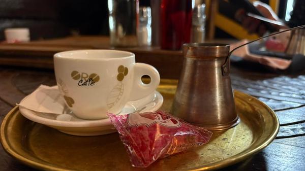 Die Belgrader lieben Kaffee. Das Heißgetränk wird in einigen Lokalen als Mokka mit einer kleinen Süßigkeit serviert.