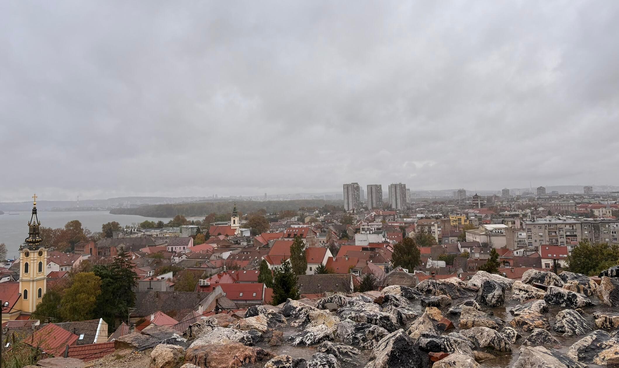 Die Aussicht vom Plateau des Gardoš Turm auf Belgrad ist vor allem im Sommer wundeschön. Bei Regen ist die Sicht etwas getrübt. Unter dem Turm fließt die Donau.