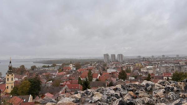Die Aussicht vom Plateau des Gardoš Turm auf Belgrad ist vor allem im Sommer wundeschön. Bei Regen ist die Sicht etwas getrübt. Unter dem Turm fließt die Donau.