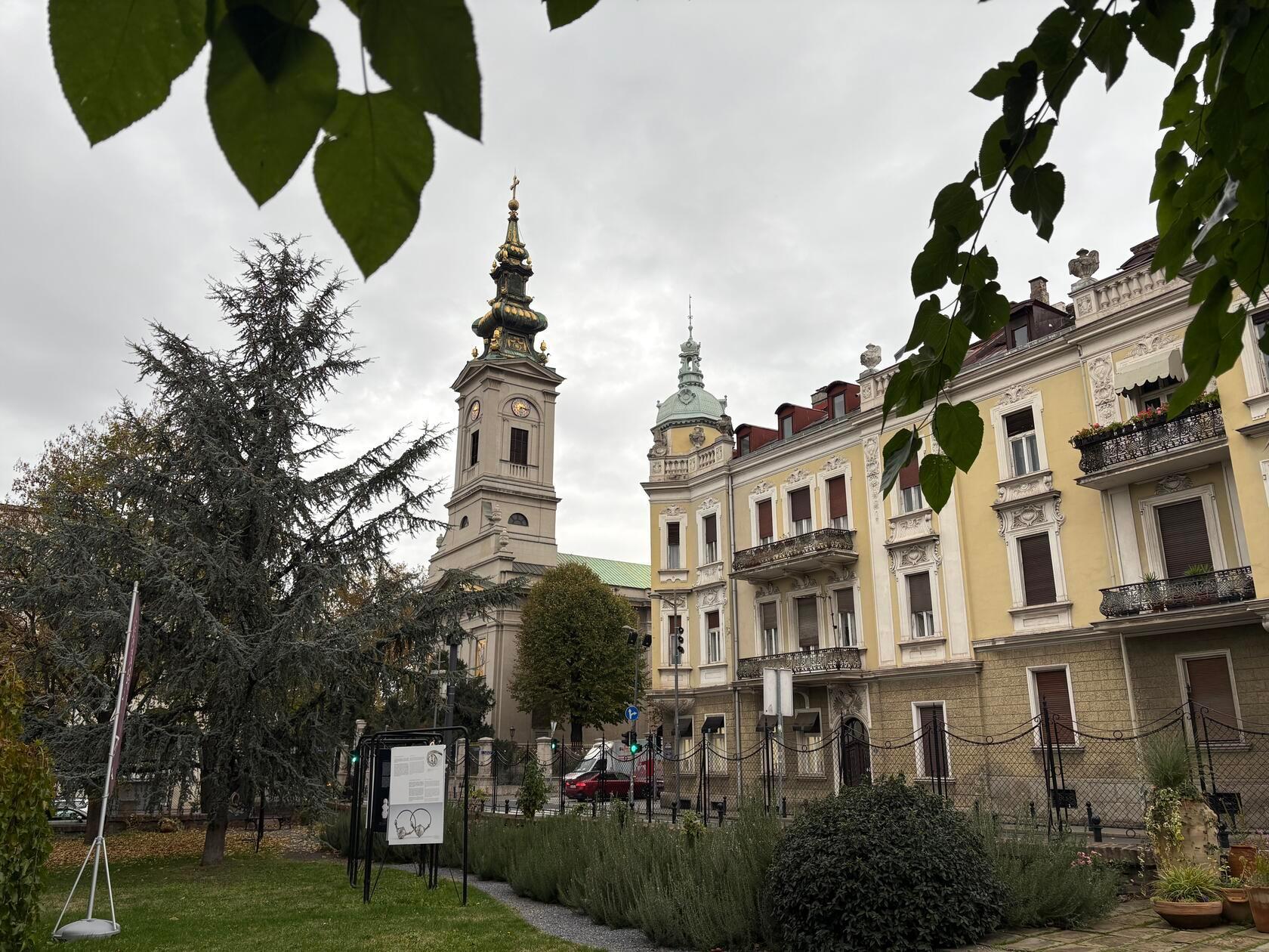In der Kneza Sime gibt es viele prächtige Häuser. Im Hintergrund ist die Kathedrale zum Heiligen Michael zu sehen.