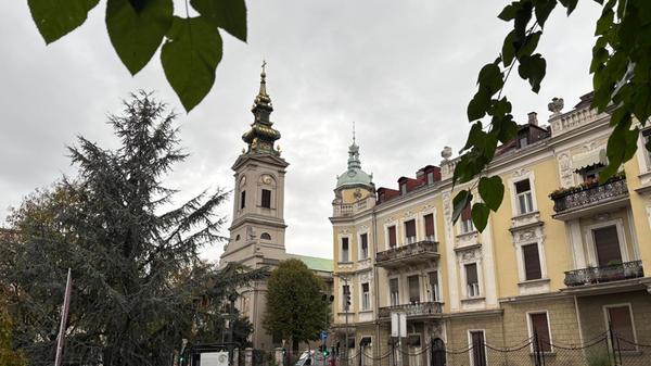 In der Kneza Sime gibt es viele prächtige Häuser. Im Hintergrund ist die Kathedrale zum Heiligen Michael zu sehen.