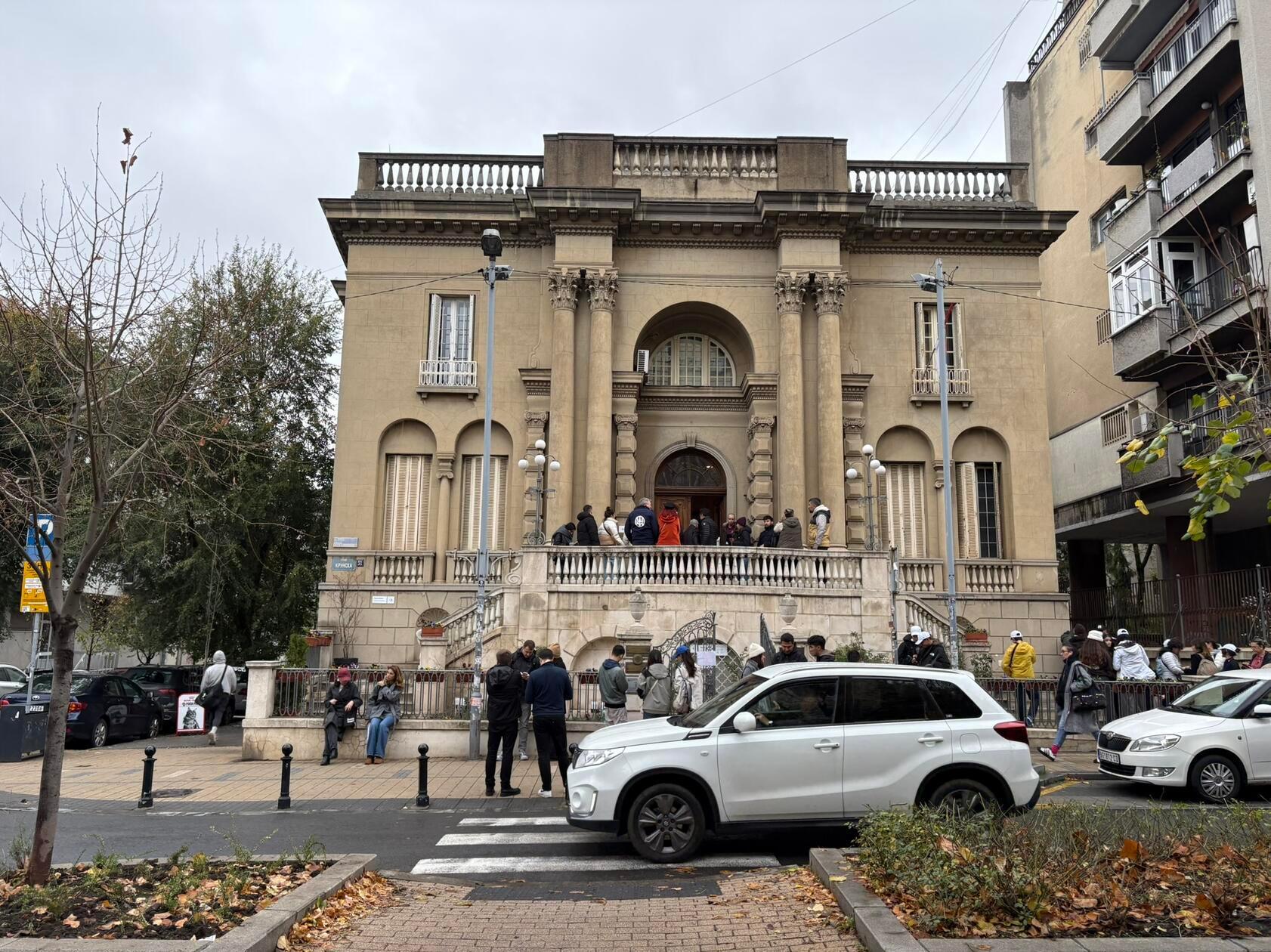Und noch ein prächtiges Haus, mitten in Belgrad. Von außen sieht da Museum nicht besonders spektakulär aus. Das Tesla-Museum beherbergt aber eine außergewöhnliche Sammlung an Gegenständen und Dokumenten aus dem Leben des Erfinders Nikola Tesla.