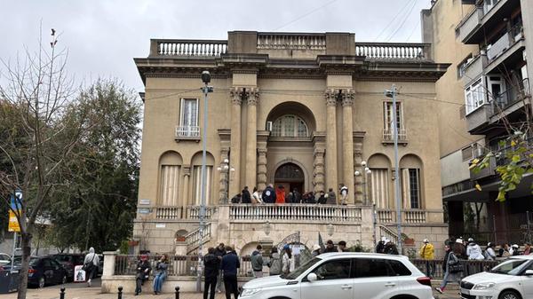 Und noch ein prächtiges Haus, mitten in Belgrad. Von außen sieht da Museum nicht besonders spektakulär aus. Das Tesla-Museum beherbergt aber eine außergewöhnliche Sammlung an Gegenständen und Dokumenten aus dem Leben des Erfinders Nikola Tesla.