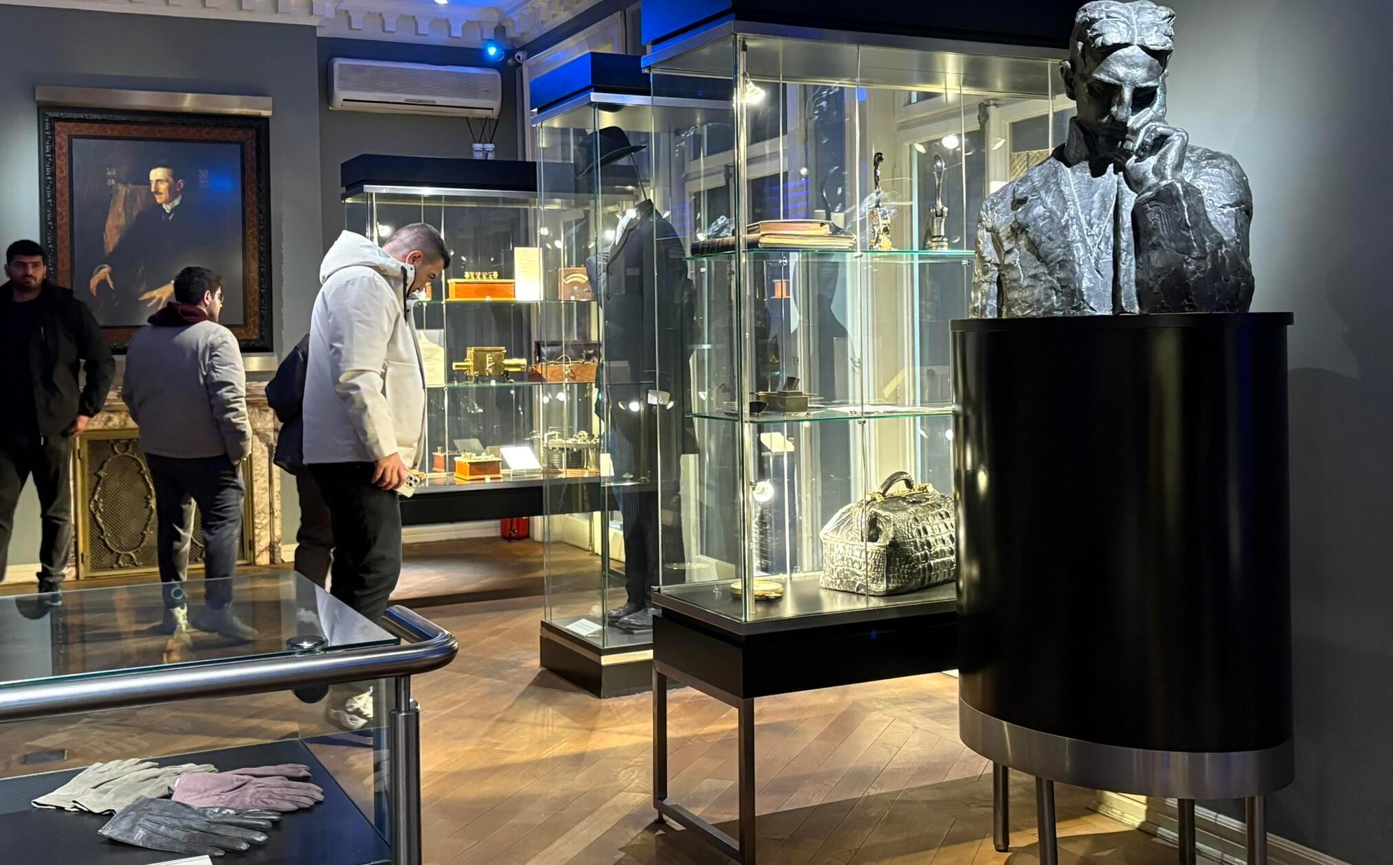 Hinter Vitrinen verbergen sich Kleidungsstücke wie Handschuhe und Kleidung Teslas. Weil das Museum zu klein ist für die vielen Besucher, soll es künftig umziehen. Die Planungen dafür laufen.