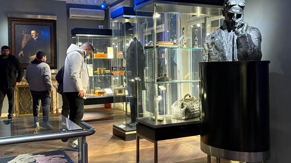 Hinter Vitrinen verbergen sich Kleidungsstücke wie Handschuhe und Kleidung Teslas. Weil das Museum zu klein ist für die vielen Besucher, soll es künftig umziehen. Die Planungen dafür laufen.