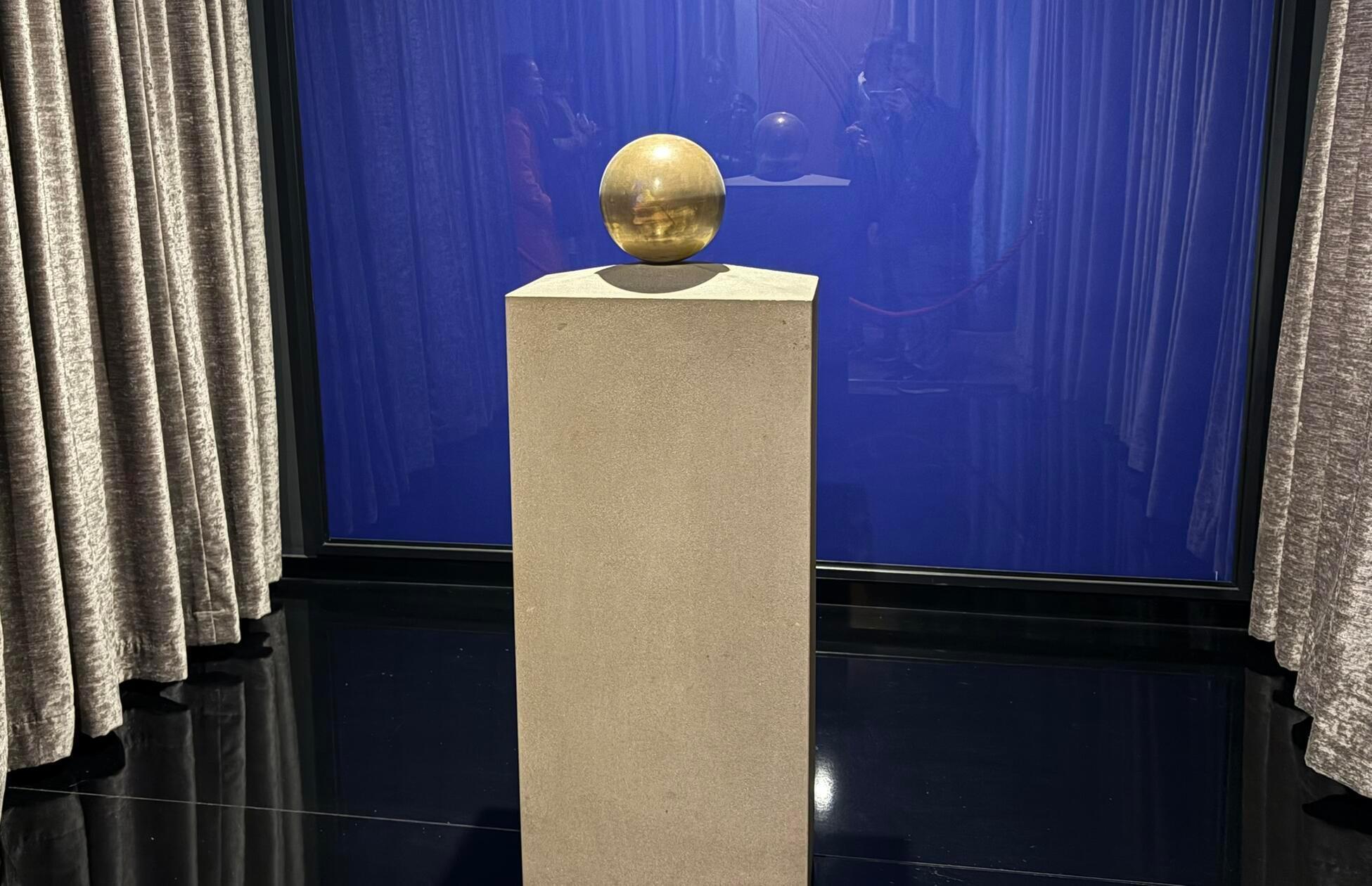 Im Museum hat Nikola Tesla seine letzte Ruhe gefunden. Seine Asche ist in einer Kugel verwahrt.