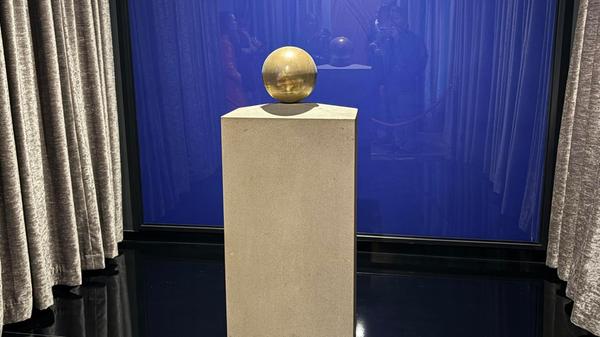 Im Museum hat Nikola Tesla seine letzte Ruhe gefunden. Seine Asche ist in einer Kugel verwahrt.