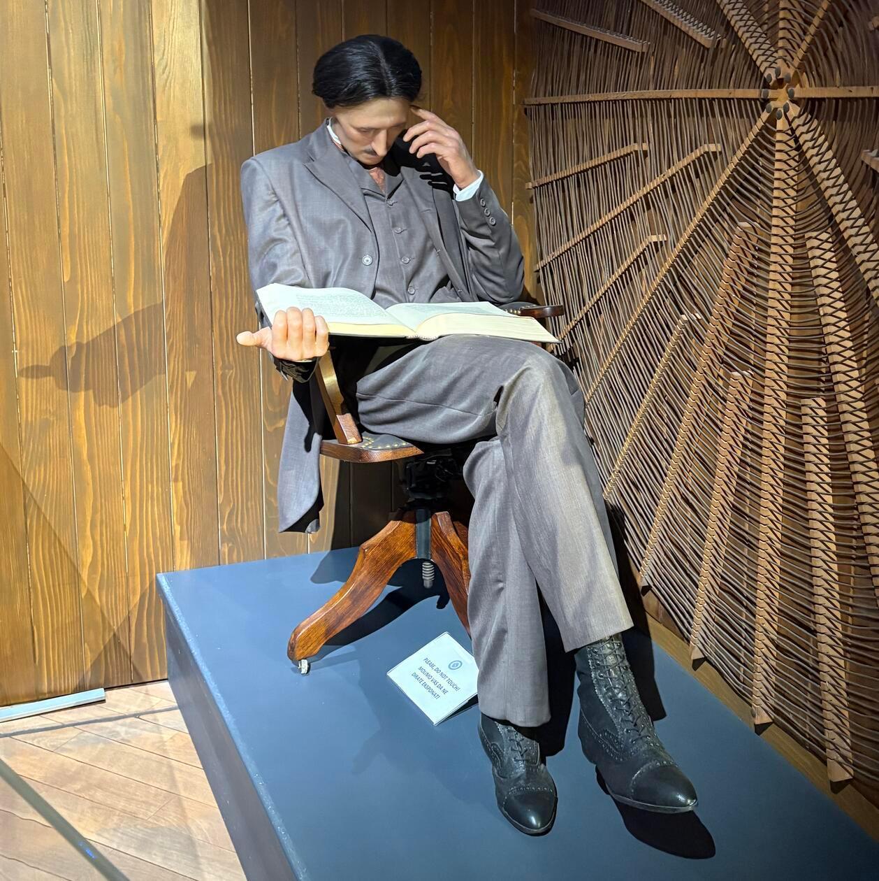 Tesla wurde am Morgen des 8. Januar 1943 im Alter von 86 Jahren im Hotel New Yorker vom Personal tot aufgefunden.