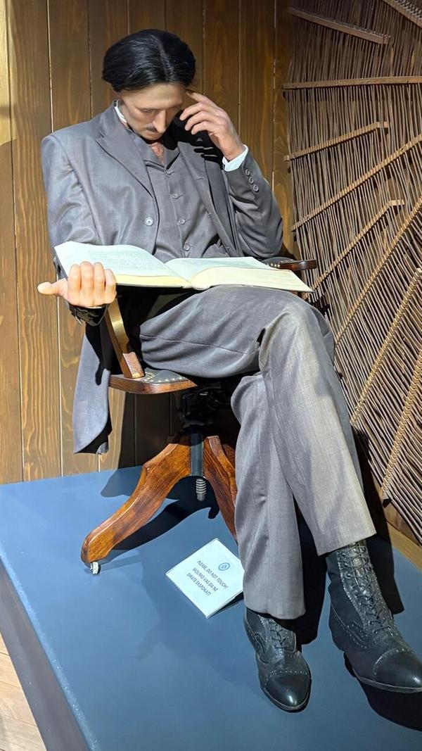 Tesla wurde am Morgen des 8. Januar 1943 im Alter von 86 Jahren im Hotel New Yorker vom Personal tot aufgefunden.