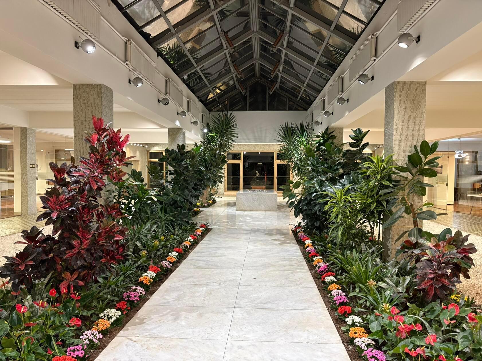 Am Ende des Weges befindet sich das Grab des ehemaligen jugoslawischen Präsidenten Josip Tito. Das Tito-Mausoleum, das auch "Haus der Blumen" genannt wird, ist einen Besuch wert, wenn man sich mit der jugoslawischen Gesichte beschäftigen möchte.