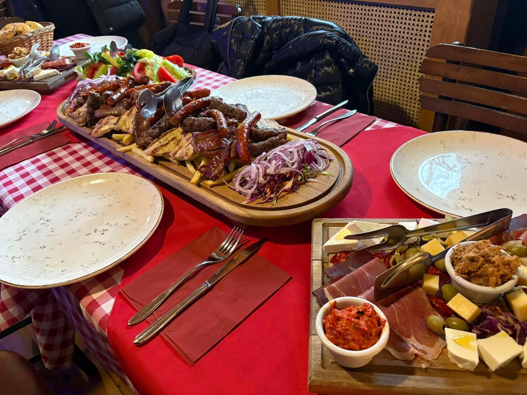 Im Bohème-Viertel Skadarlija in Belgrad gibt es nicht nur traditionelles serbisches Essen, das sehr fleischlastig ist, sondern auch...