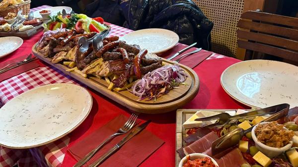 Im Bohème-Viertel Skadarlija in Belgrad gibt es nicht nur traditionelles serbisches Essen, das sehr fleischlastig ist, sondern auch...