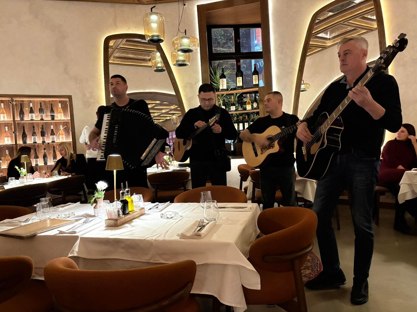 ... traditionelle serbische Live-Musik.